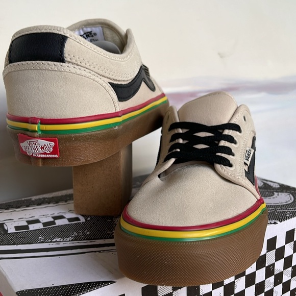 Vans WMNS Chukka Low Sid
Rasta Turtledove
VN0A5KQZDJR
Sneakers - Picture 9 of 16